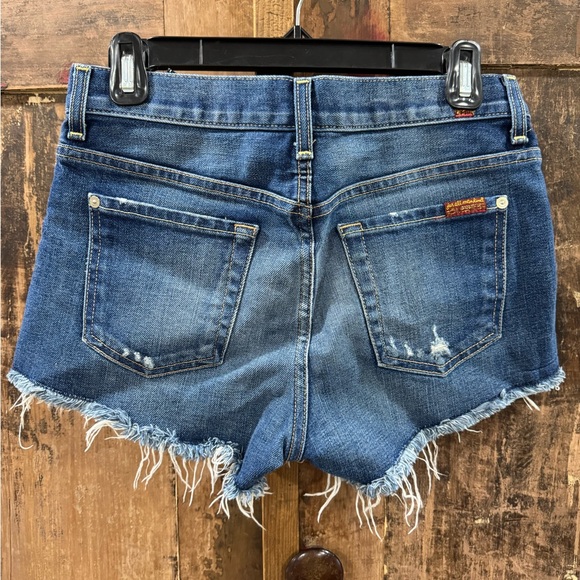 7 FOR ALL MANKIND WOMENS DARK DENIM JEAN SHORTS SIZE 25 LIKE NEW - Picture 2 of 11